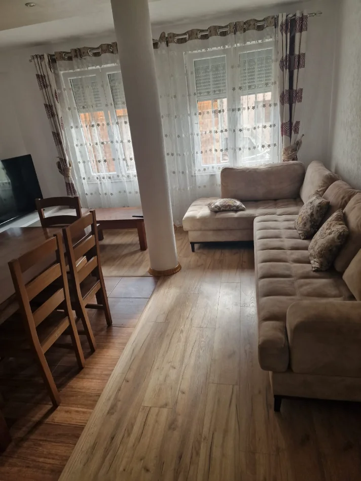 Tirane, jepet me qera apartament 2+1 Kati 4, 100 m² 530 € (Rruga Ali Beshiri,tek Shkolla Kico Blushi)