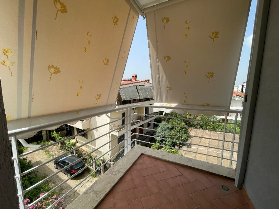 Tirane, jepet me qera apartament 2+1+Ballkon Kati 2, 104 m² 740 € (rruga gramoz pashko)
