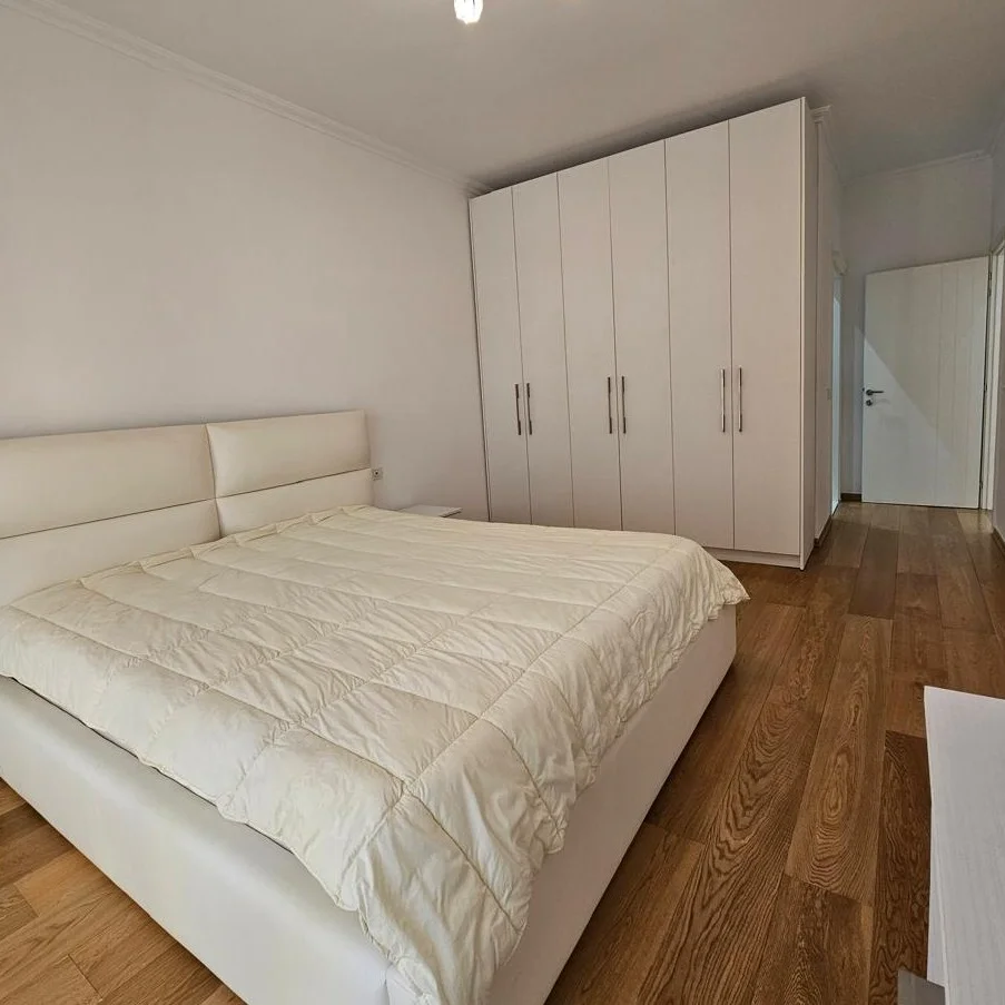 Tirane, jepet me qera apartament 2+1+Ballkon , 120 m² 900 € (Kopshti Zoologjik)
