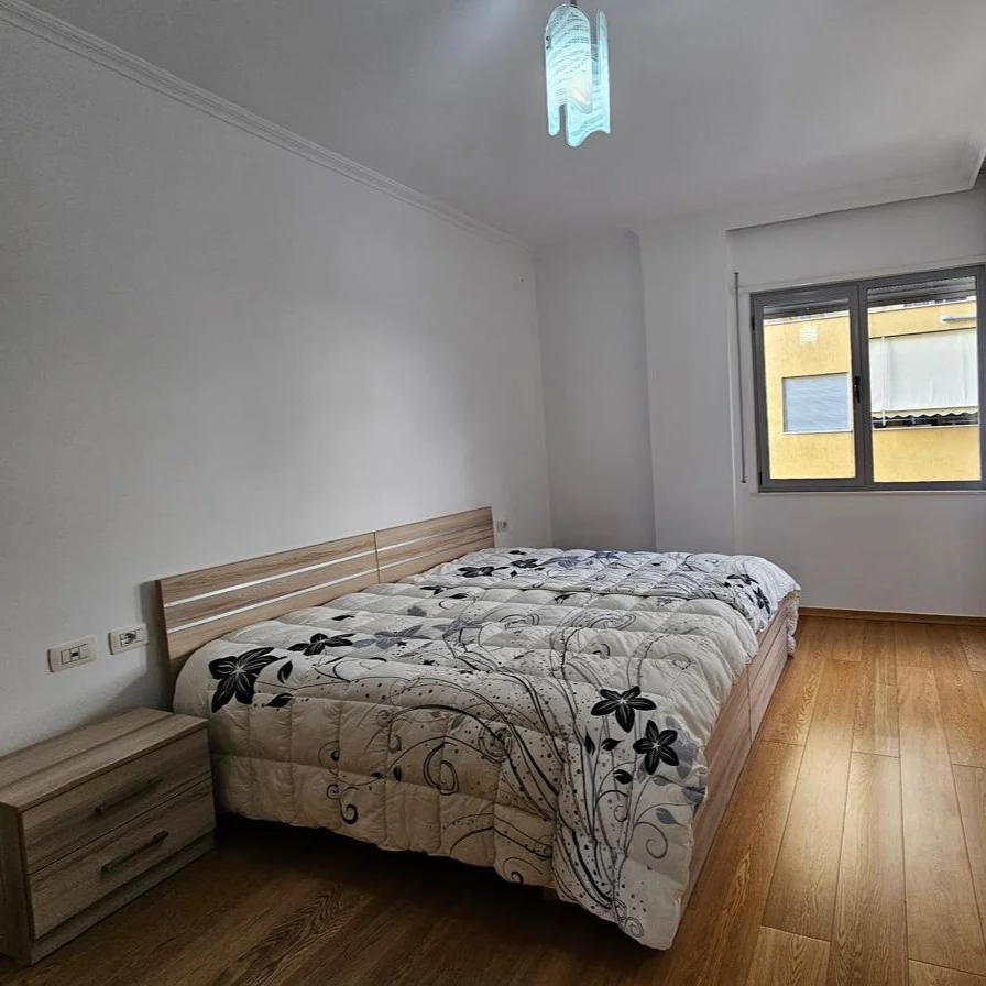 Tirane, jepet me qera apartament 2+1+Ballkon , 120 m² 900 € (Kopshti Zoologjik)