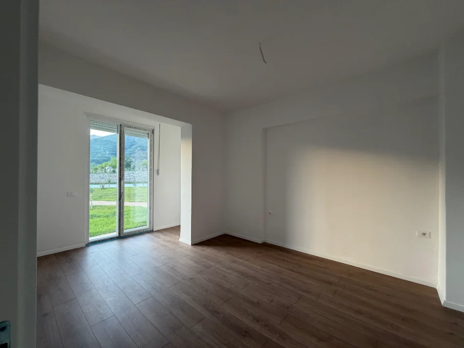 Shitet: 1+1 Himarë 📍 (100,000 €) Sip: 46 m² & 1 post parkimi 🟢  Ne Perfundim Suvatimesh & Sistem Kapot (5 min larg Detit) 🌊
