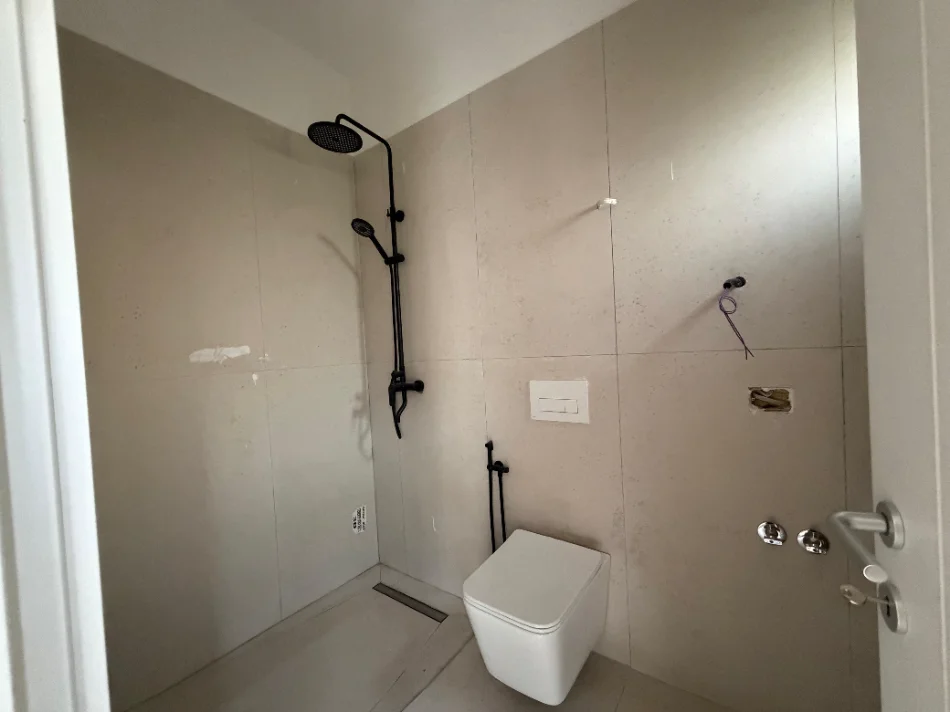 🔵 Shitet: 2+1 Himarë 📍 - (152.000 Eu) Sip : 69 m² & 100 m² Oborr 🟢 Ne Perfundim Suvatimesh & Sistem Kapot (5 min larg Detit) 🌊
