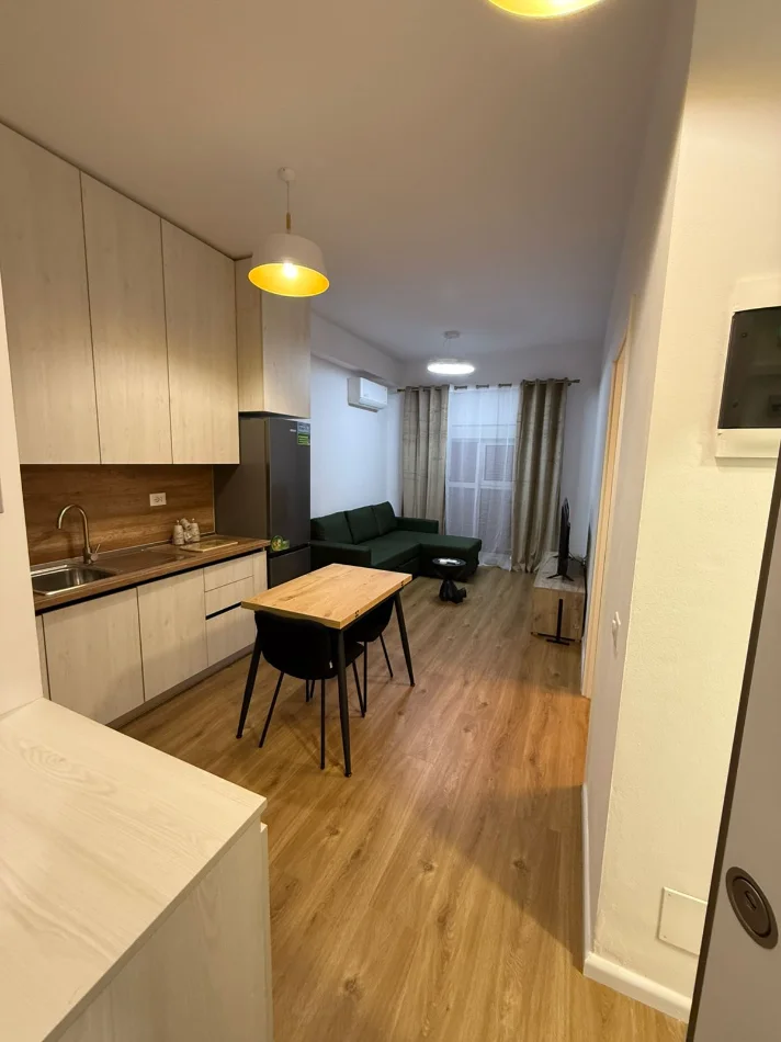 Tirane, jepet me qera apartament 1+1 Kati 3, 50 m² 400 € (Ali Demi, Kompleksi Kadiu)