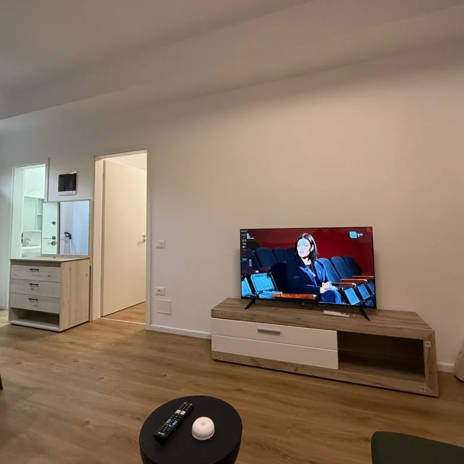 Tirane, jepet me qera apartament 1+1+Ballkon , 55 m² 400 € (Ali Demi)