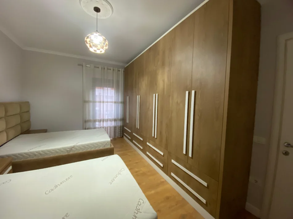 Tirane, jepet me qera apartament 3+1+Ballkon Kati 5, 113 m² 850 € (Astir)