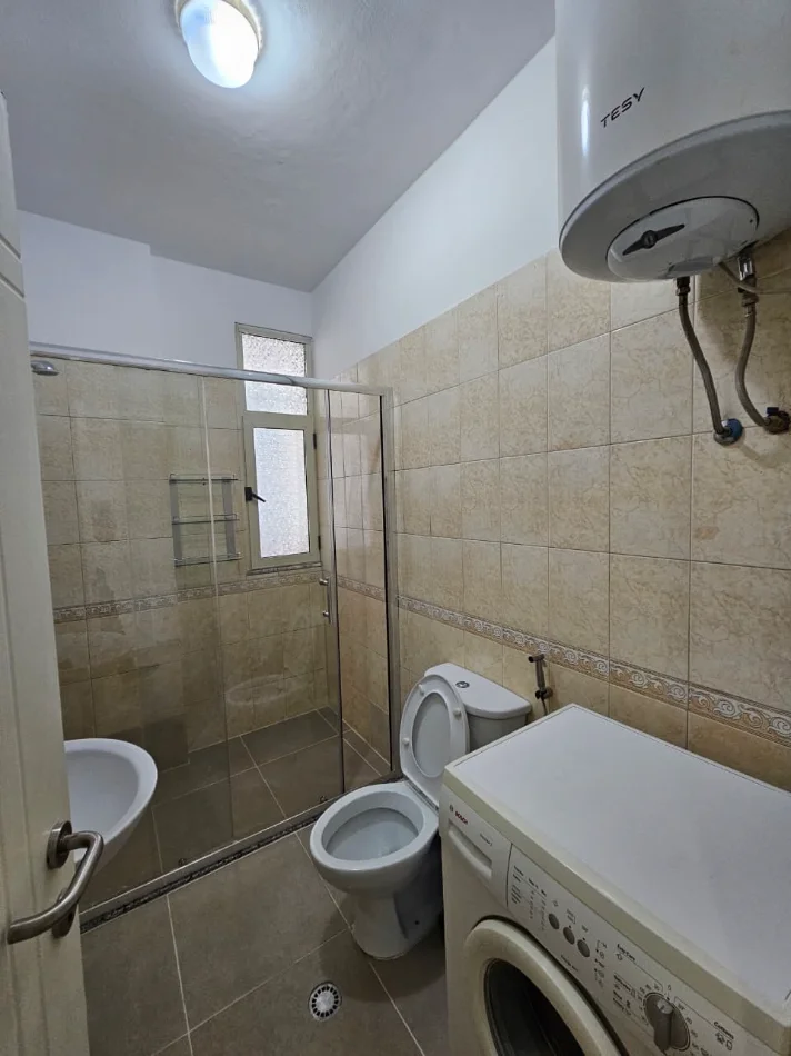 Tirane, jepet me qera apartament 1+1+Ballkon Kati 3, 70 m² 550 €