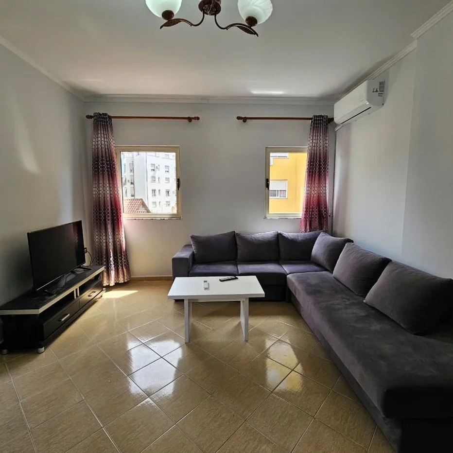 Tirane, jepet me qera apartament 1+1+Ballkon , 70 m² 550 € (Komuna e Parisit)