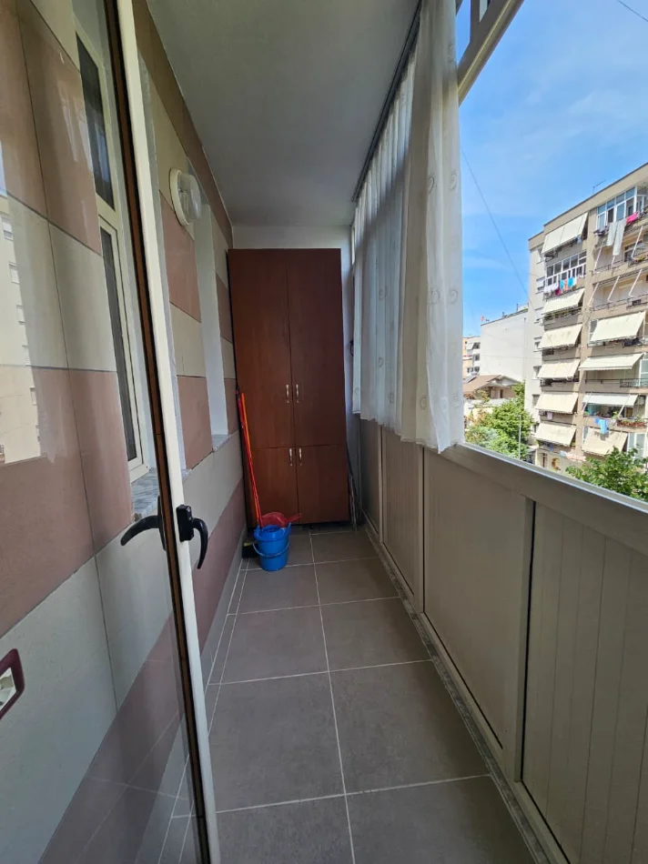Tirane, jepet me qera apartament 1+1+Ballkon Kati 3, 70 m² 550 €