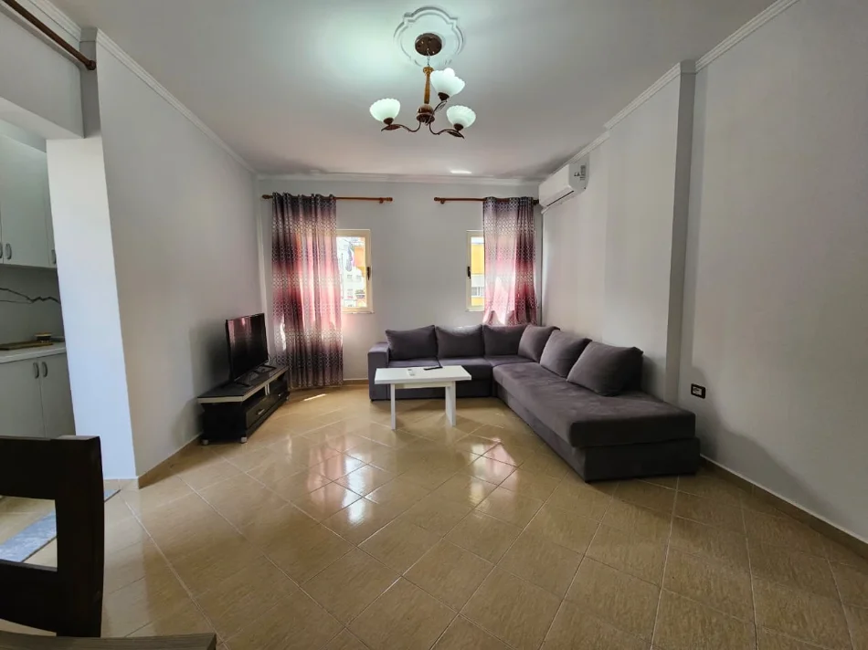 Tirane, jepet me qera apartament 1+1+Ballkon Kati 3, 70 m² 550 € (Komuna e Parisit)