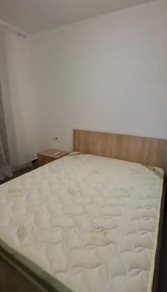 Tirane, jepet me qera apartament 3+1 Kati 2, 650 € (5 Maji)