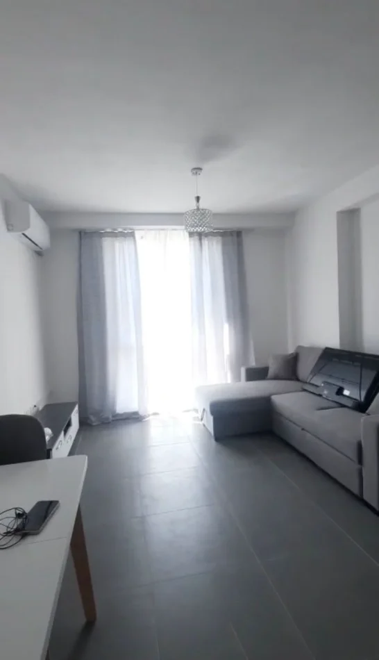 Tirane, jepet me qera apartament 3+1 Kati 3, 650 € (5 Maji)