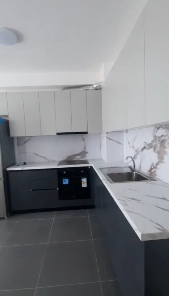 Tirane, jepet me qera apartament 3+1 Kati 3, 650 € (5 Maji)