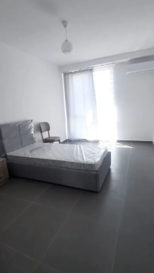 Tirane, jepet me qera apartament 3+1 Kati 3, 650 € (5 Maji)