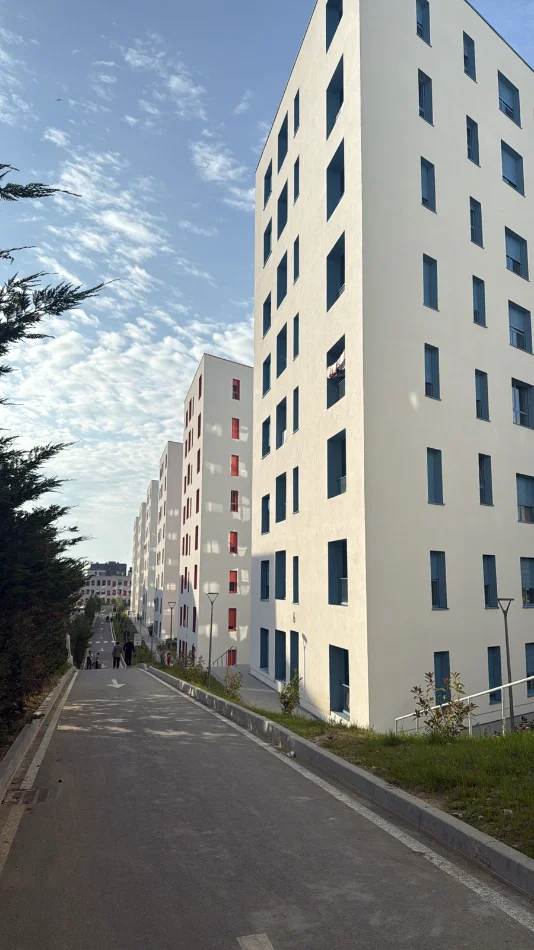 Tirane, jepet me qera apartament 1+1+Ballkon Kati 3, 50 m² 400 € (Ali Dem,kompleksi Kadiu)