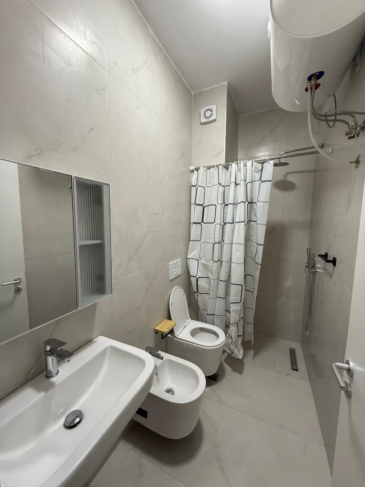 Tirane, jepet me qera apartament 1+1+Ballkon Kati 5, 50 m² 400 € (Ali Dem, Kompleksi Kadiu)