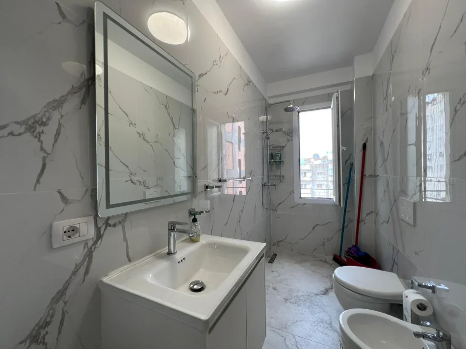 Tirane, shitet apartament 2+1+Ballkon Kati 8, 71 m² 160.000 € (Ish Fusha e Aviacionit)