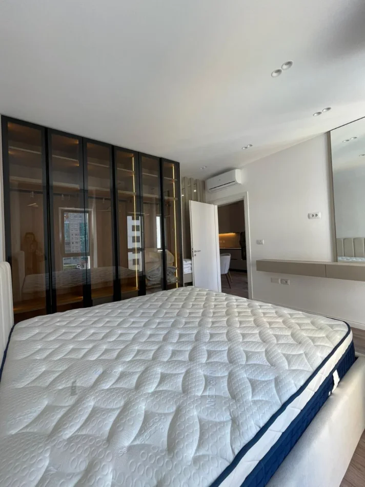Tirane, jepet me qera apartament 2+1 , 900 € (Zogu i Zi)