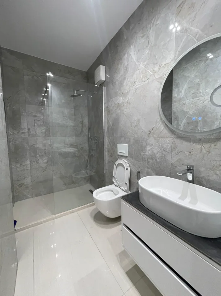 Tirane, jepet me qera apartament 2+1 , 900 € (Zogu i Zi)