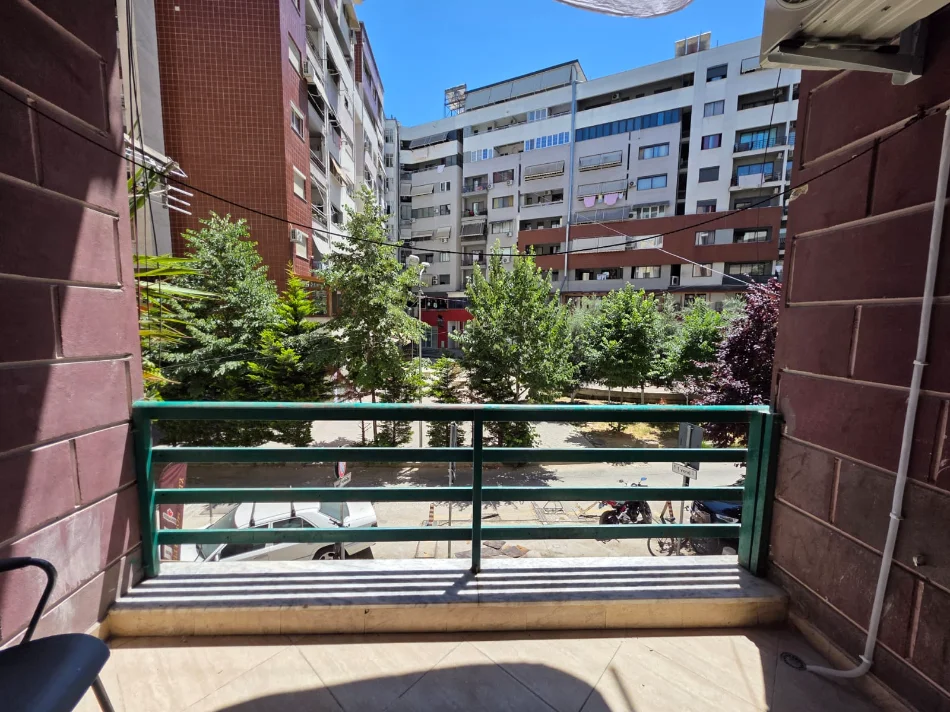 Tirane, jepet me qera apartament 1+1 , 65 m² (Reth Astirit)