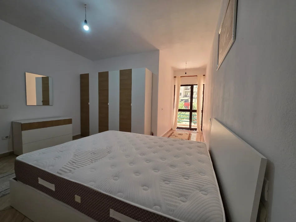 Tirane, jepet me qera apartament 1+1 , 65 m² (Reth Astirit)