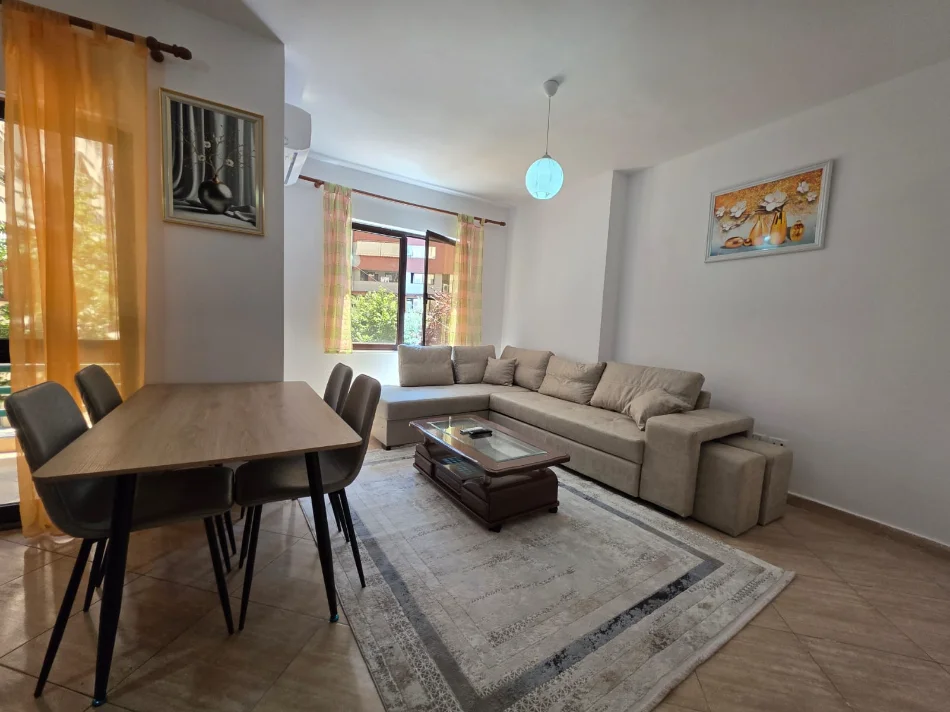 Tirane, jepet me qera apartament 1+1 , 65 m² (Reth Astirit)