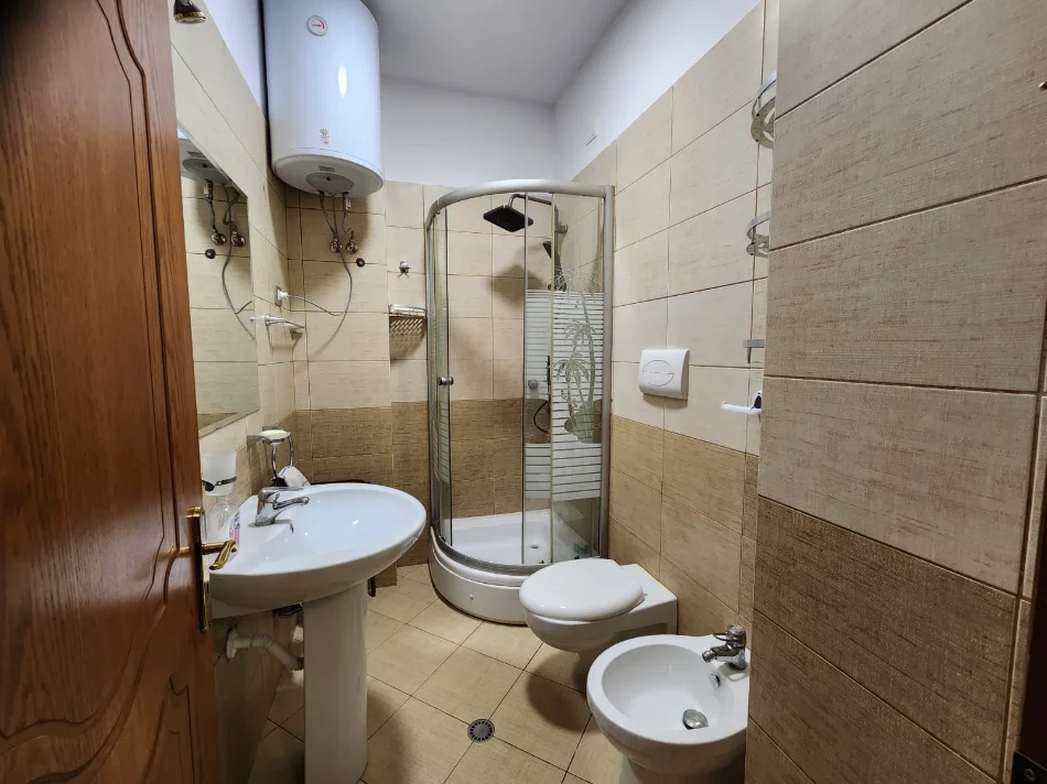 Tirane, jap me qera apartament 2+1 Kati 4, 100 m² 100 € (rruga kavajes)