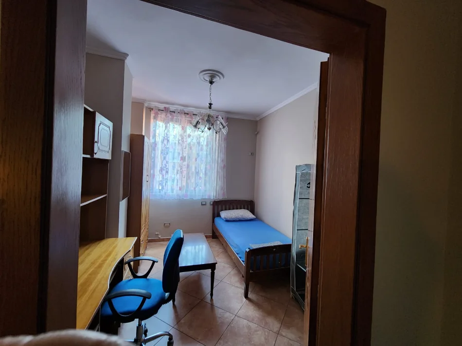 Tirane, jap me qera apartament 2+1 Kati 4, 100 m² 100 € (rruga kavajes)