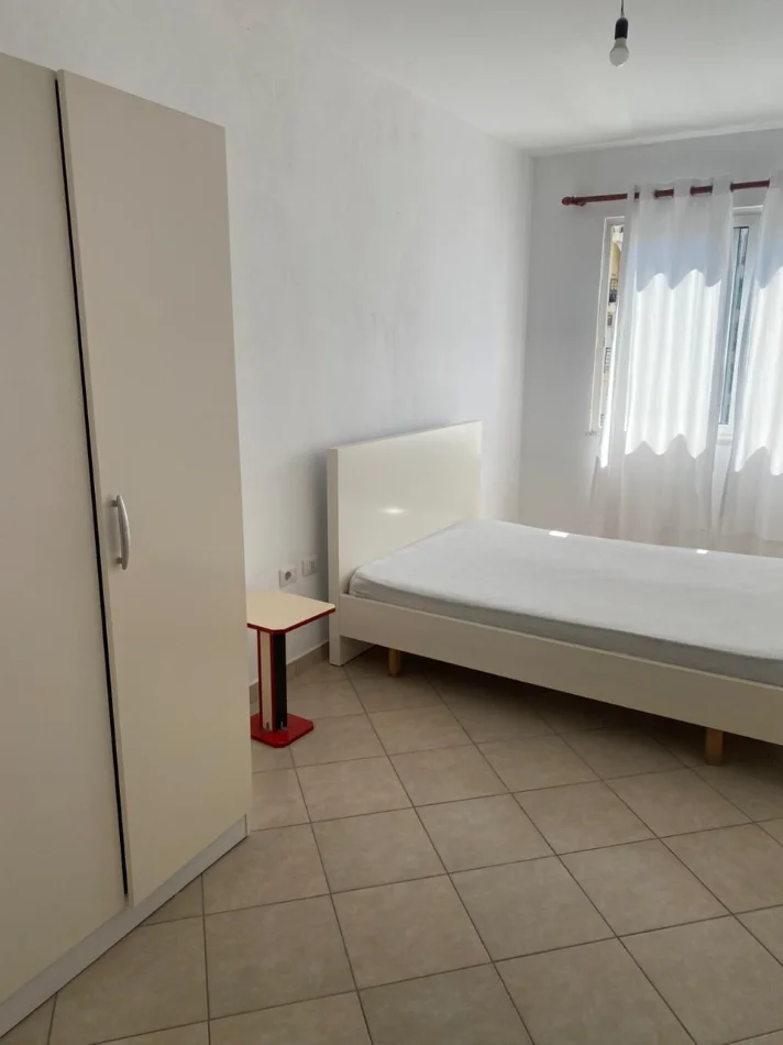 Tirane, jap me qera apartament 1+1 Kati 4, 70 m² 350 € (Vila L)
