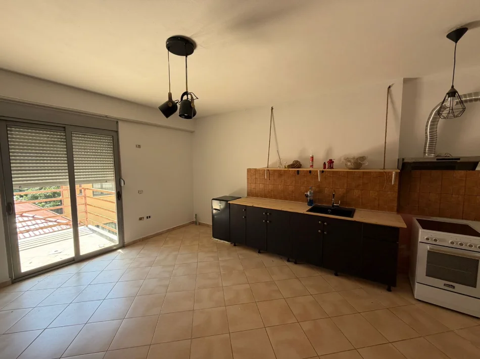 Tirane, jepet me qera apartament 1+1 Kati 1, 58 m² 450 € (Rruga Islam Alla)