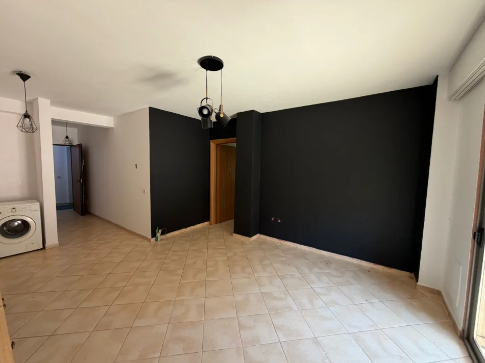 Tirane, jepet me qera apartament 1+1 Kati 1, 58 m² 450 € (Rruga Islam Alla)