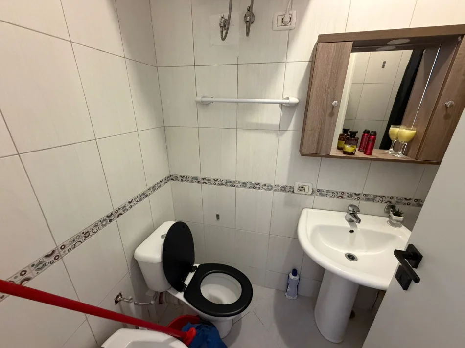 Tirane, jepet me qera apartament 1+1 Kati 1, 58 m² 450 € (Rruga Islam Alla)