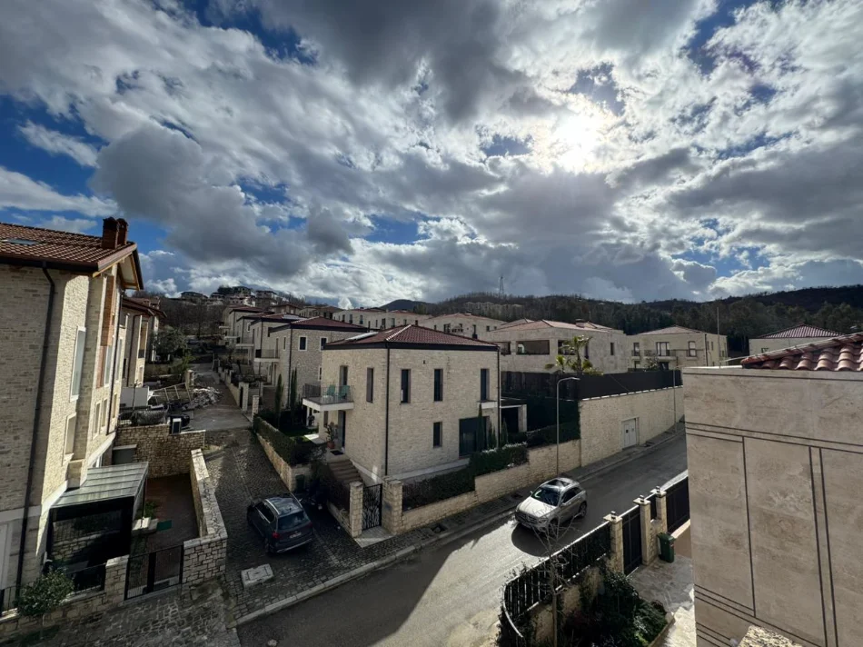 Tirane, jepet me qera apartament Kati 3, 110 m² 1.100 € (Secret Garden prane TEG)