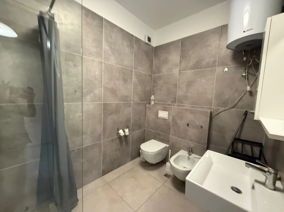 Tirane, jepet me qera 2+1+Aneks+Ballkon Kati 5, 110 m² 630 € (Rruga Xhanfize keko)