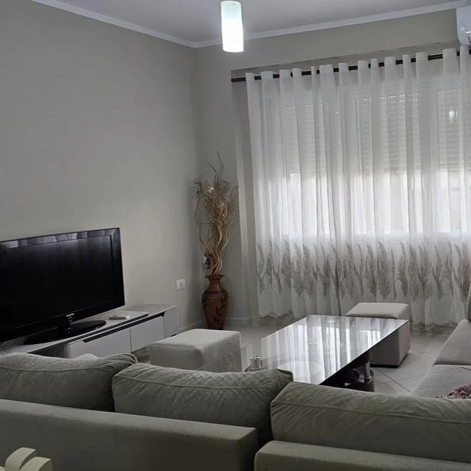 Tirane, jepet me qera apartament 2+1+Ballkon , 90 m² 650 € (Kopshti Zoologjik)