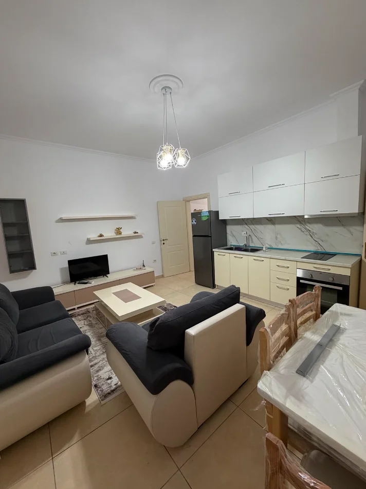 Tirane, jepet me qera apartament 1+1 Kati 2, 50 m² 400 € (Kopshti Botanik)