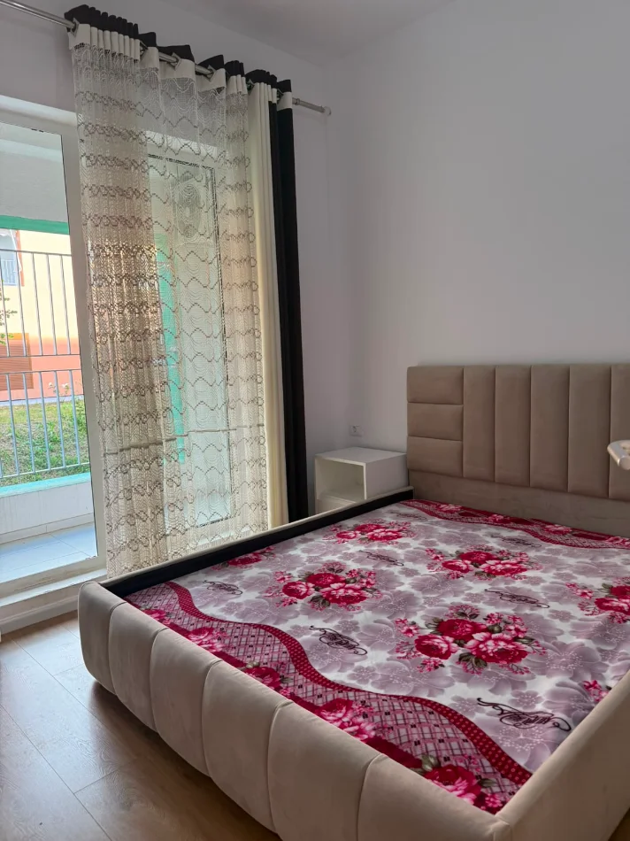 Tirane, jepet me qera apartament 1+1+Ballkon Kati 2, 50 m² 400 € (Residenca Kaimi)