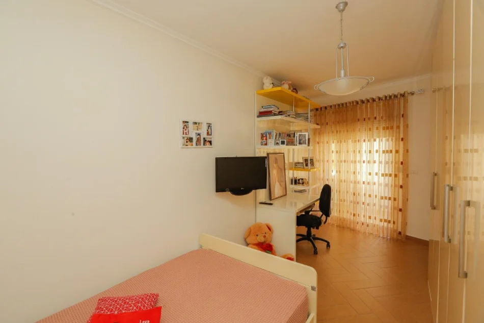 Tirane, jepet me qera apartament 3+1 Kati 3, 154 m² 780 € (prane Hotel Ferrari, Don Bosko)