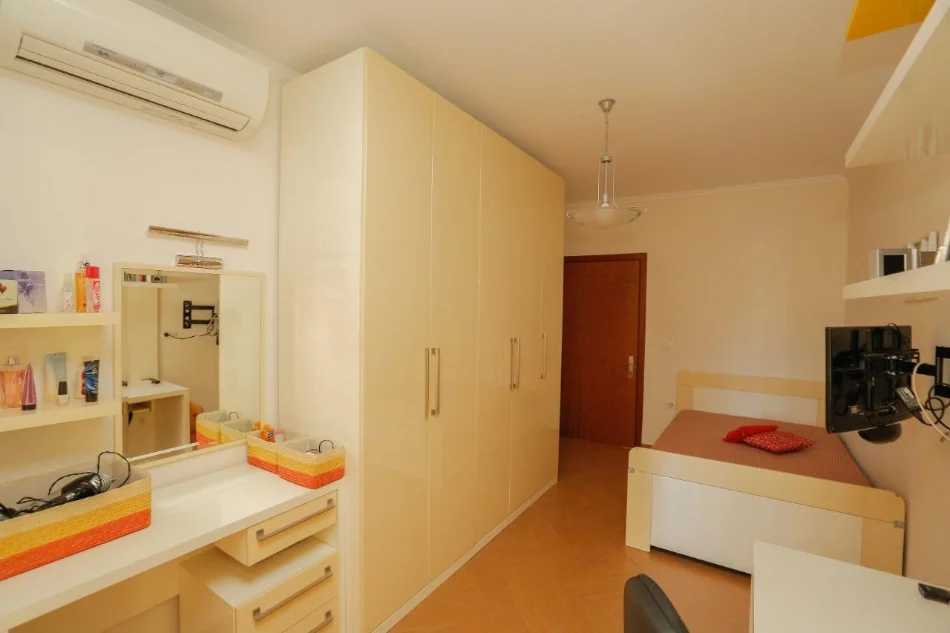 Tirane, jepet me qera apartament 3+1 Kati 3, 154 m² 780 € (prane Hotel Ferrari, Don Bosko)