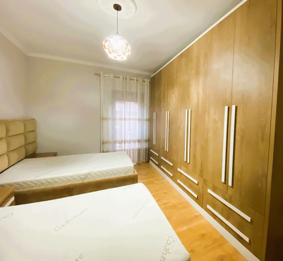 Tirane, jepet me qera apartament 3+1+Aneks+Ballkon Kati 5, 113 m² 881 € 