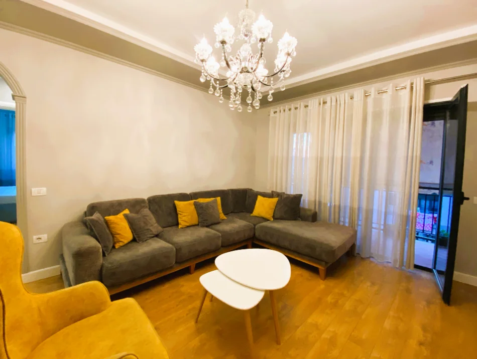 Tirane, jepet me qera apartament 3+1+Aneks+Ballkon Kati 5, 113 m² 881 € 