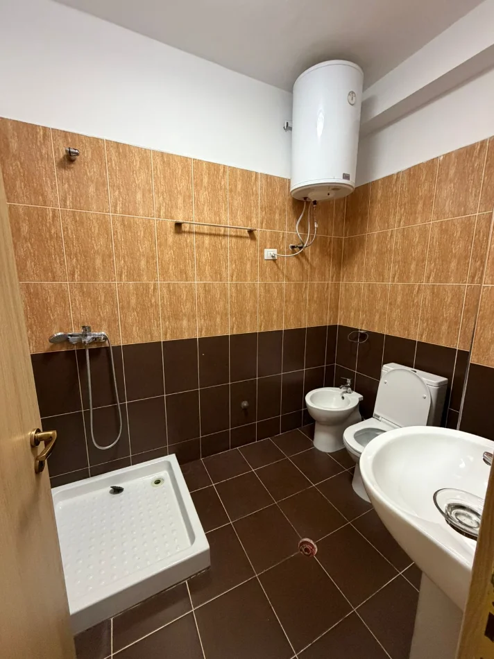 Tirane, jepet me qera apartament 2+1 Kati 8, 90 m² 550 € (Rruga Tom Plezha)