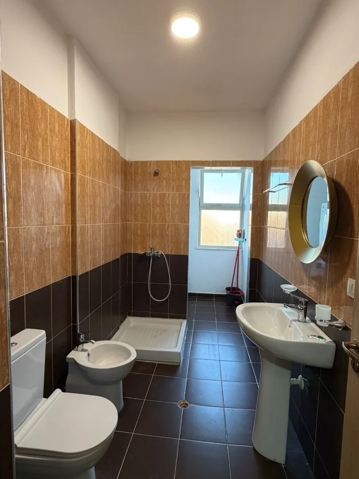Tirane, jepet me qera apartament 2+1 Kati 8, 90 m² 550 € (Rruga Tom Plezha)