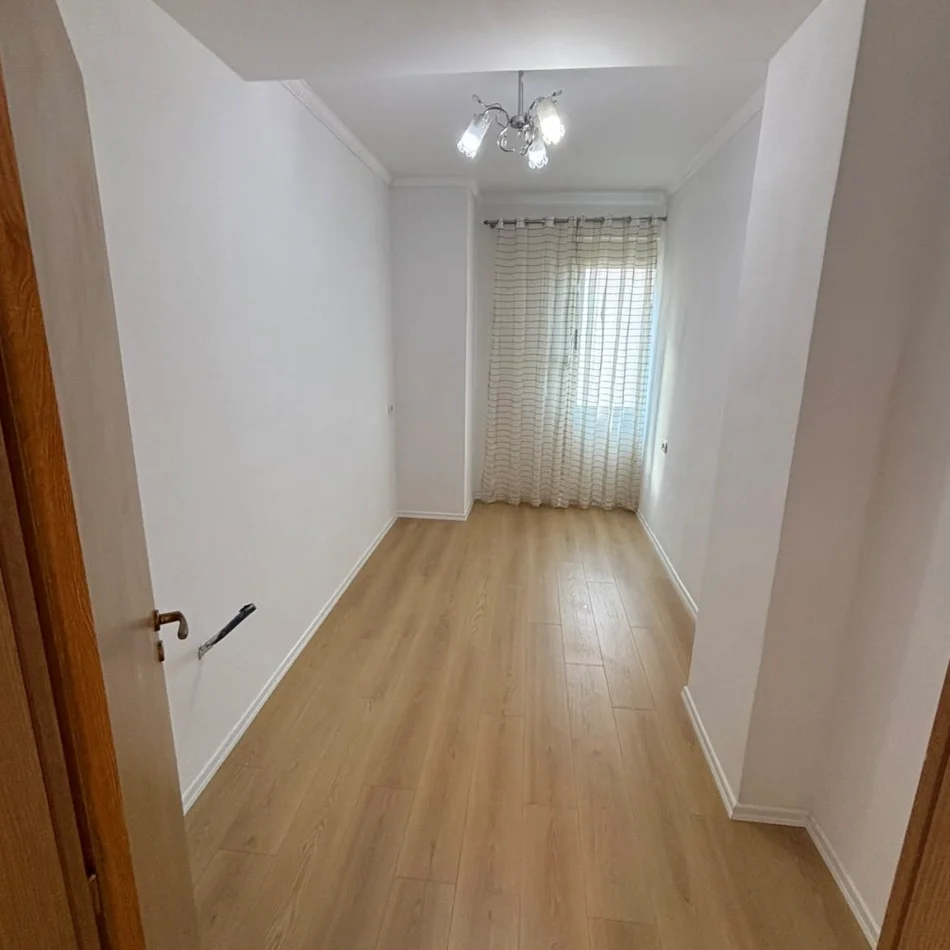 Tirane, shitet apartament 2+1+Ballkon , 89 m² 135.000 € (Fresku)