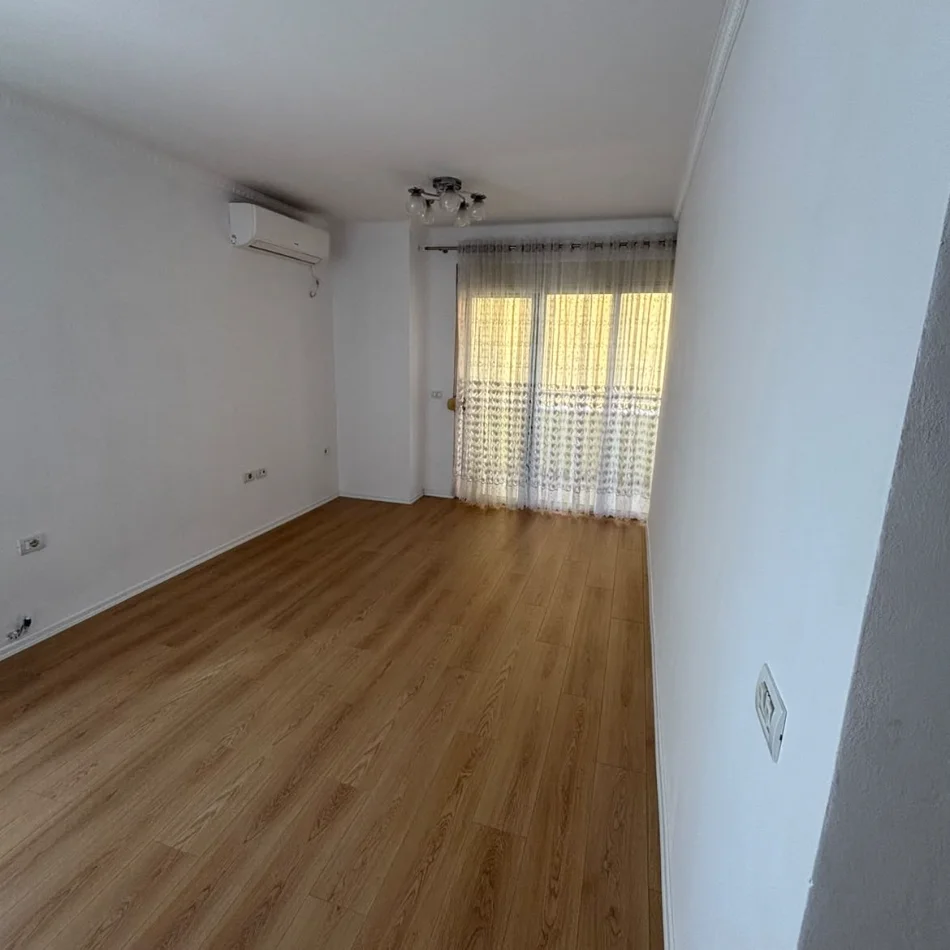 Tirane, shitet apartament 2+1+Ballkon , 89 m² 135.000 € (Fresku)