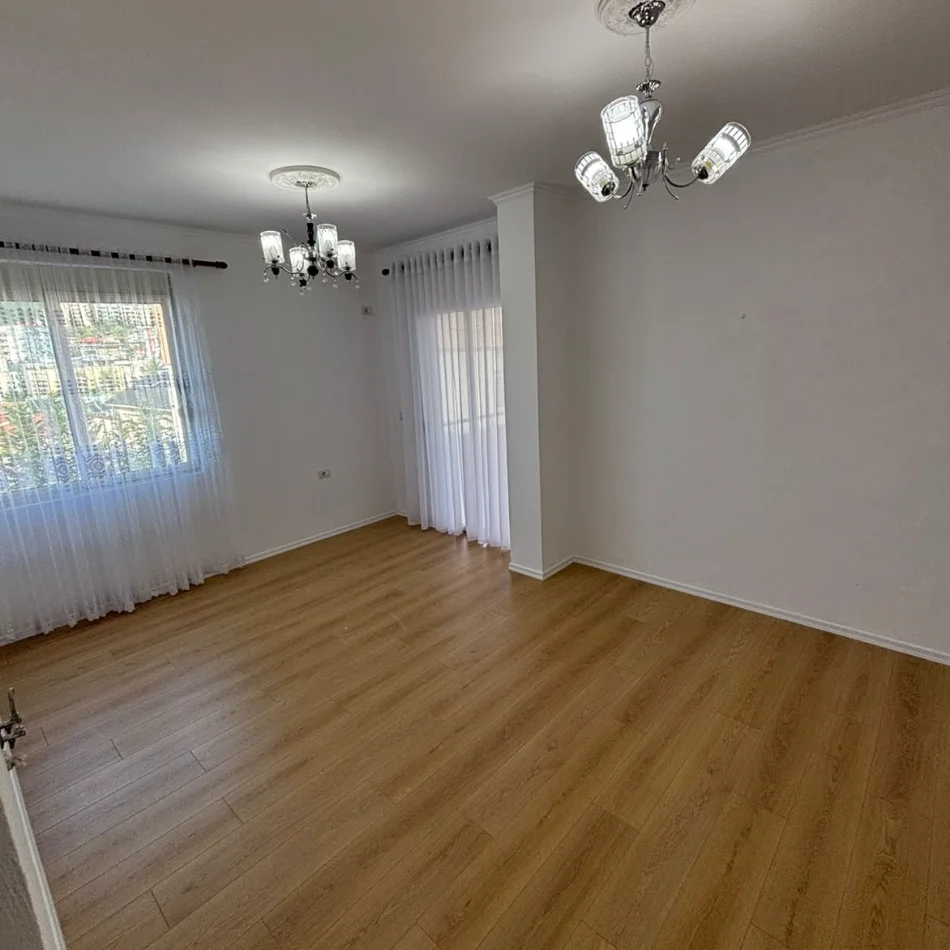 Tirane, shitet apartament 2+1+Ballkon , 89 m² 135.000 € (Fresku)