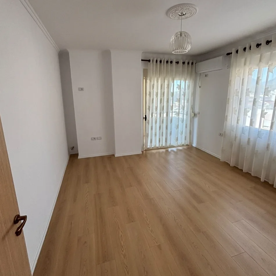 Tirane, shitet apartament 2+1+Ballkon , 89 m² 135.000 € (Fresku)