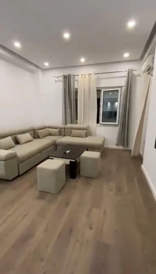 Tirane, jepet me qera apartament 1+1 Kati 1, 90 m² 550 € (Kopshti Botanik)