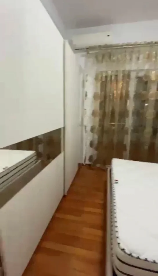 Tirane, jepet me qera apartament 1+1 Kati 1, 90 m² 550 € (Kopshti Botanik)
