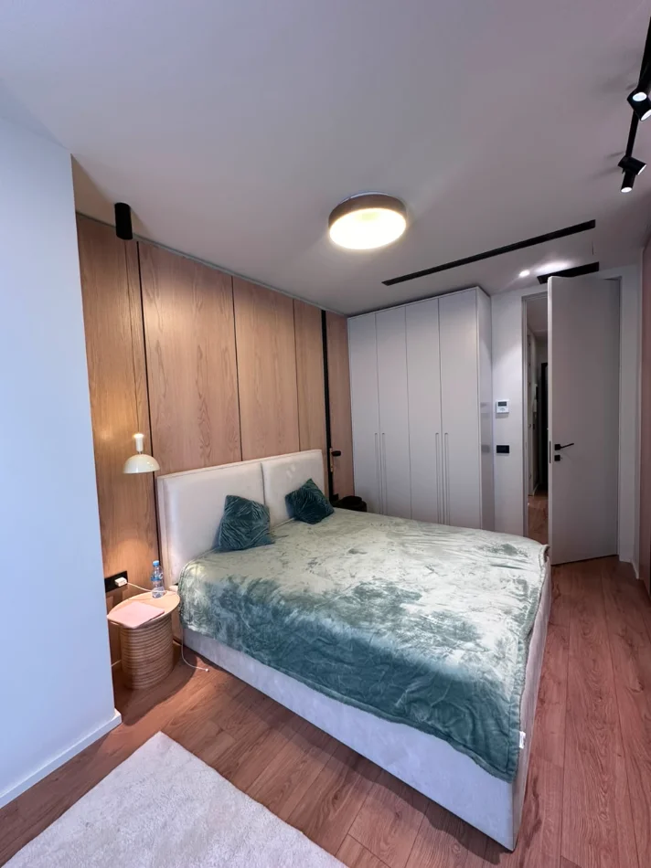 Tirane, jepet me qera apartament 1+1+Ballkon Kati 8, 75 m² 1.000 € (mine peza)