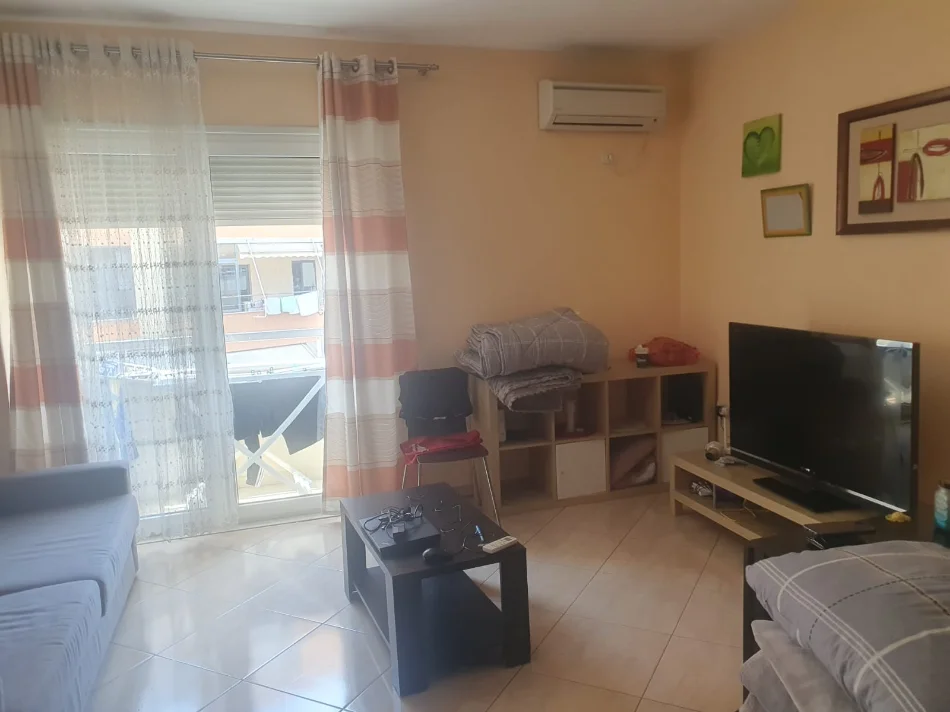 Tirane, jepet me qera apartament 1+1+Ballkon Kati 6, 70 m² 650 € 